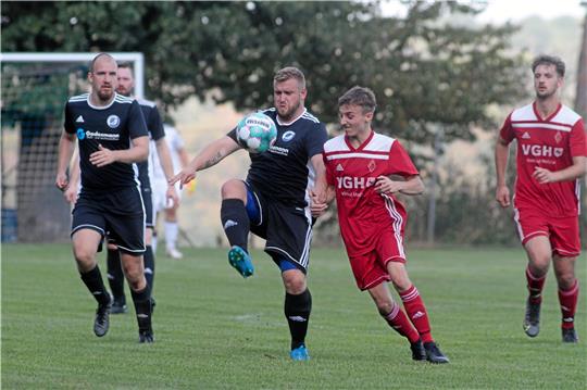 Mit einem 2:0 setzen sich Steven Skazel (2.v.li.) und der TSV Immenrode gegen Oliver Schäfer und den VfL Liebenburg durch und übernehmen die Spitze. Foto: Gietemann