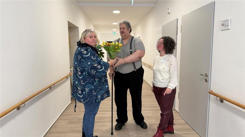 Mit einem Alter von 56 Jahren gehört Oliver Frankenfeld aus Barsinghausen jetzt zu den jüngeren Bewohnern des Pflegezentrums am Park. Heimleiterin Mariana Jahn (l.) und Pflegedienstleiterin Diana Rode überreichen ihm Blumen zum Einzug.