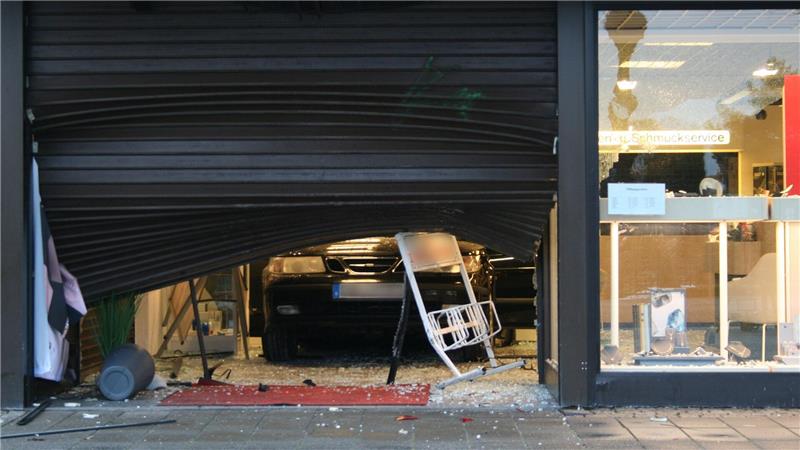 Mit einem Auto brechen drei unbekannte Täter in ein Juweliergeschäft in Stuhr ein. 