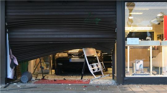 Mit einem Auto brechen drei unbekannte Täter in ein Juweliergeschäft in Stuhr ein. 