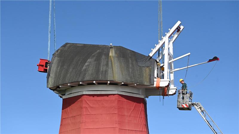 Mit einem Autokran wurde die tonnenschwere Kappe wieder auf die Mühle gesetzt. 