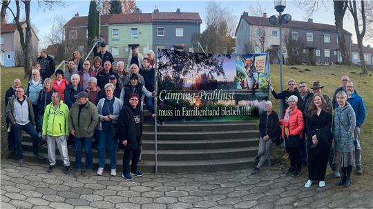 Mit einem Banner werben die Camper für Prahljust, damit er in Familienhand bleibe.