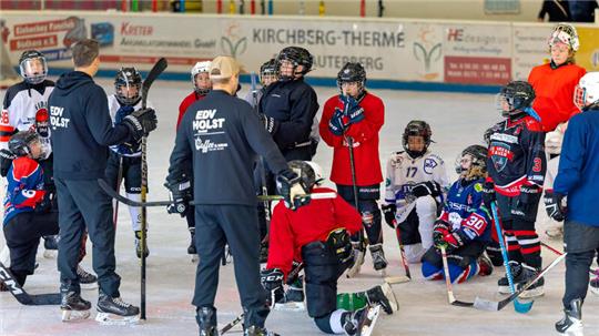 Der Trainerstab der Jungfalken ist schon professionell Mit einem Camp in Braunlage eröffnet der Harzer Eishockeynachwuchs die Saison. Wertvolle Tipps kommen von Jozef Potac (l.), der neben dem Regionalliga-Team auch die U 13-Mannschaft trainiert. Foto: Drechsler