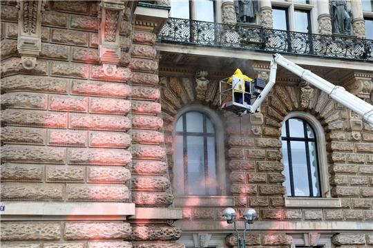 Mit einem Dampfstrahler wird die Fassade des Hamburger Rathauses gereinigt.