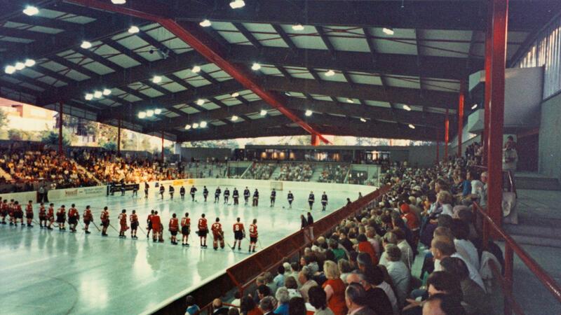 Braunlages Eisstadion feiert am Wochenende 50-jähriges Bestehen Mit einem Eishockey-Freundschaftsspiel ist das Eisstadion vor 50 Jahren eröffnet worden, mit einem Eishockey-Freundschaftsspiel soll auch der runde Geburtstag begangen werden. Statt des Juniorenländerspiels zwischen Deutschland und Frankreich wie 1974 wird es ein Gaudi-Match zwischen den Braunlager Jungs und den Harzer Falken geben.