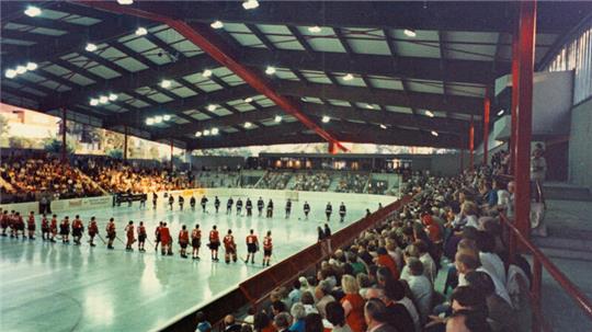 Mit einem Eishockey-Freundschaftsspiel ist das Eisstadion vor 50 Jahren eröffnet worden, mit einem Eishockey-Freundschaftsspiel soll auch der runde Geburtstag begangen werden. Statt des Juniorenländerspiels zwischen Deutschland und Frankreich wie 1974 wird es ein Gaudi-Match zwischen den Braunlager Jungs und den Harzer Falken geben.
