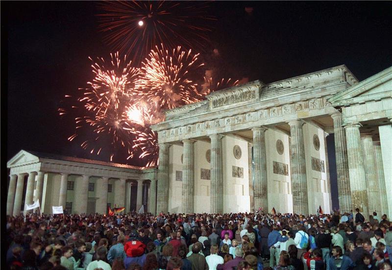 Landesschülerrat: Deutsche Einheit früher thematisieren Mit einem Feuerwerk am Brandenburger Tor in Berlin feierten rund eine Million Menschen in der Nacht vom 02. auf den 03. Oktober die deutsche Wiedervereinigung.