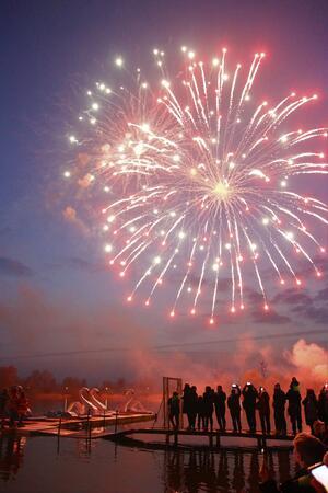 Kultevent führt Fackelschwimmer an den Salzgittersee Mit einem Feuerwerk wird Poseidon begrüßt.