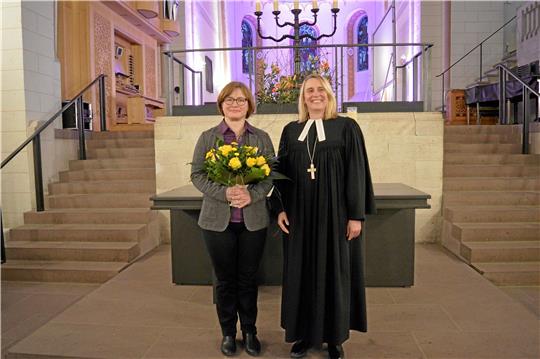 Mit einem Gottesdienst hat Pröpstin Bräuer-Ehgart (re.) Diakonin Anke Jaehn in der Stiftskirche Bad Gandersheim offiziell in ihr Amt eingeführt. Foto: Privat