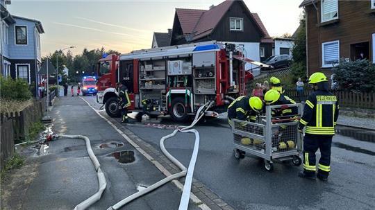 Mit einem Großaufgebot an Fahrzeugen und Einsatzkräften rückt die Feuerwehr Braunlage zu einem Fassadenbrand in die Lauterberger Straße aus.