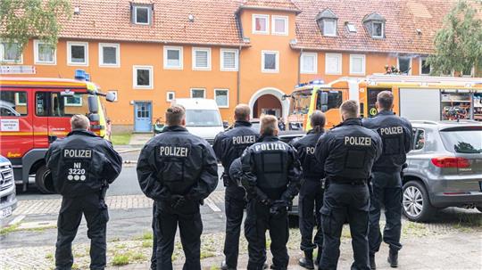 Mit einem Großaufgebot waren Polizei und Feuerwehr am Montag in der Kampstraße in Lebenstedt im Einsatz. Foto: Rudolf Karliczek / FMN