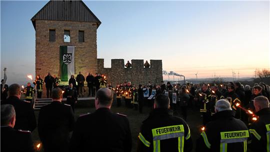 Mit einem Großen Zapfenstreich vor dem rekonstruierten Westtor der Pfalz Werla ehrt die Gemeinde die Verdienste von Alt-Bürgermeister Memmert.