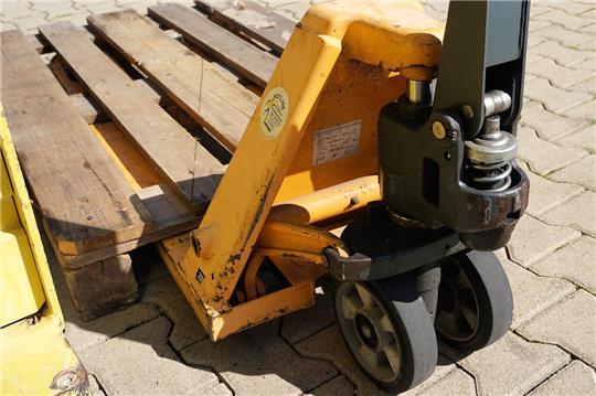 Mit einem Hubwagen beförderte der Mann mehrere Lego-Bulldozer aus dem Laden. Symbolbild: Pixabay