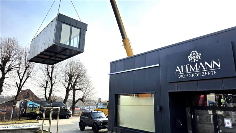 Wohnkonzepte Altmann in Goslar geht neue Wege Mit einem Kran werden am Dienstag zwei Container geliefert.
