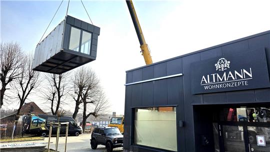 Mit einem Kran werden am Dienstag zwei Container geliefert.