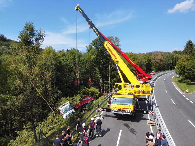 Mit einem Kran wird der abgestürzte Lkw geborgen. Foto: Neuendorf