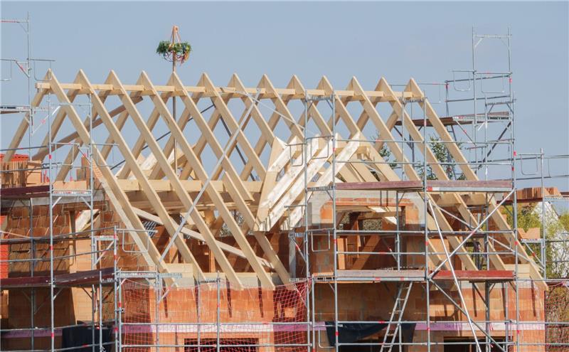 Mit einem Kranz wird beim Neubau eines Einfamilienhauses in der Region Hannover Richtfest gefeiert.