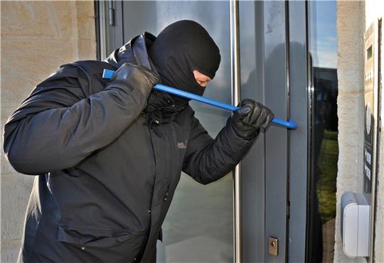 Mit einem Kuhfuß versucht ein 44-jähriger Bad Harzburger, in ein Hotel zu gelangen, scheitert aber an der Tür. Symbolfoto: Pixabay