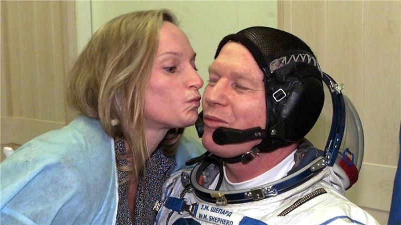 Mit einem Kuss auf die Wange verabschiedet sich Beth Shepherd vor dem Start von ihrem Mann, dem US-Astronauten Bill Shepherd, im Weltraumbahnhof Baikonur. (Archivbild)