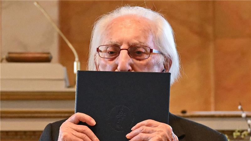 Mit einem Kuss nahm Leon Weintraub die Auszeichnung entgegen. 