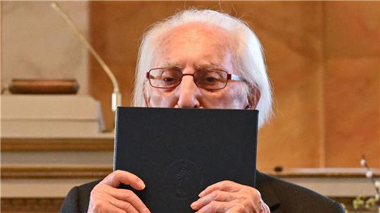 Mit einem Kuss nahm Leon Weintraub die Auszeichnung entgegen. 