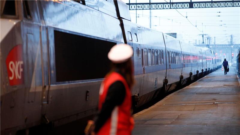 Mit einem Leitfaden mit Bekleidungs- und Schminktipps hat Frankreichs Bahn sich Ärger mit der Gewerkschaft eingehandelt. (Archivbild)