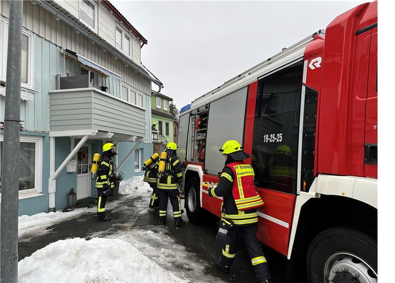 Braunlage: Wehr löscht Flammen mit dem Duschschlauch Mit einem Löschzug und 20 Einsatzkräften ist die Feuerwehr gestern bei dem Brand in einem Haus in der Hüttebergstraße vor Ort. Foto: Eggers