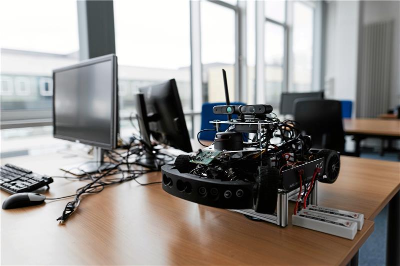 Mit einem Modellfahrzeug bringt die TU in dem Workshop das Thema Künstliche Intelligenz näher. Foto: Kreutzmann