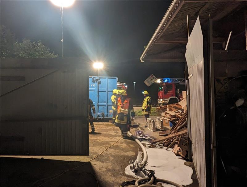 Mit einem Netzmittel löscht die Feuerwehr die Flammen in der Alten Nudelei schnell, nachdem sie das Tor aufgebrochen hat. Foto: Feuerwehr Seesen