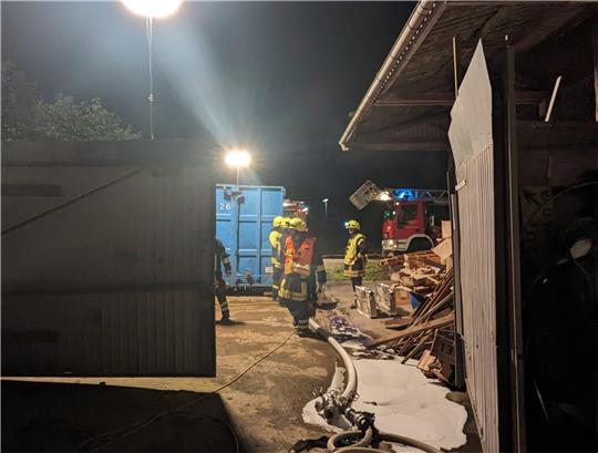 Mit einem Netzmittel löscht die Feuerwehr die Flammen in der Alten Nudelei schnell, nachdem sie das Tor aufgebrochen hat. Foto: Feuerwehr Seesen