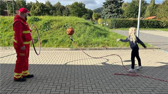 Mit einem Rettungsball musste gezielt geworfen werden.