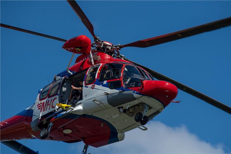 Mit einem Rettungshubschrauber der Firma Northern HeliCopter GmbH (NHC).