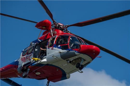 Mit einem Rettungshubschrauber der Firma Northern HeliCopter GmbH (NHC).
