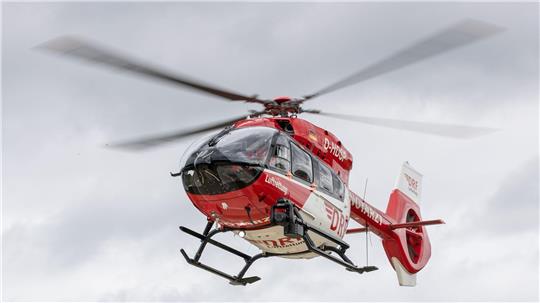 Mit einem Rettungshubschrauber wird das Mädchen in eine Kinderklinik gebracht. (Symbolbild)