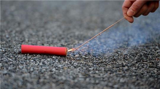 Mit einem Rettungshubschrauber wird der Junge in ein Krankenhaus geflogen. (Symbolbild)