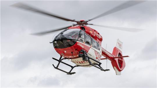 Mit einem Rettungshubschrauber wird die lebensgefährlich verletzte Beifahrerin in eine Klinik gebracht. (Symbolbild)