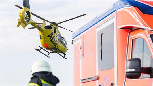 Der Rettungshubschrauber Christoph 30 der ADAC Luftrettung startet neben einem Rettungswagen.