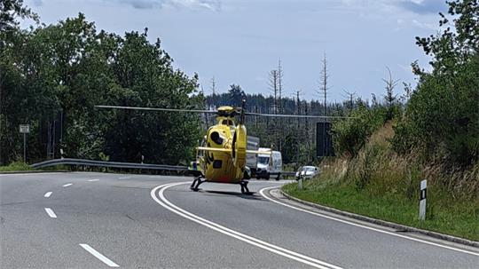 Mit einem Rettungshubschrauber wurde der verletzte Motorradfahrer in ein Krankenhaus gebracht.