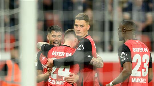 Mit einem Sieg gegen kämpferische Bochumer hält Leverkusen die Hoffnung auf die Titelverteidigung am Leben. 