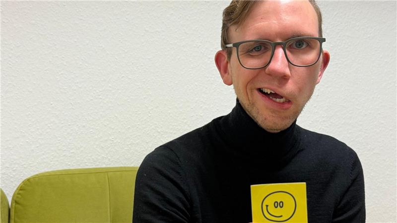 Anderssein als Chance - wie Marcel Friederich zu sich fand Mit einem Smiley mit schrägem Grinsen wirbt Friederich für seine Mutmacher-Aktion.
