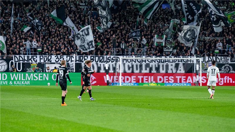 Mit einem Spruchband haben sich die Gladbacher Fans bei Roland Virkus bedankt.