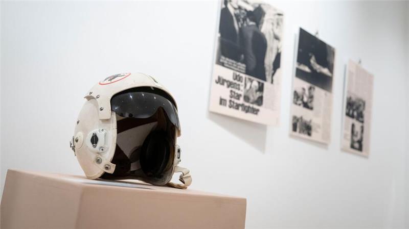 Udo Jürgens‘ Flügel bringt 240.000 Euro bei Auktion ein Mit einem „Starfighter“-Helm auf dem Kopf flog Udo Jürgens einst in 10.000 Metern Höhe.