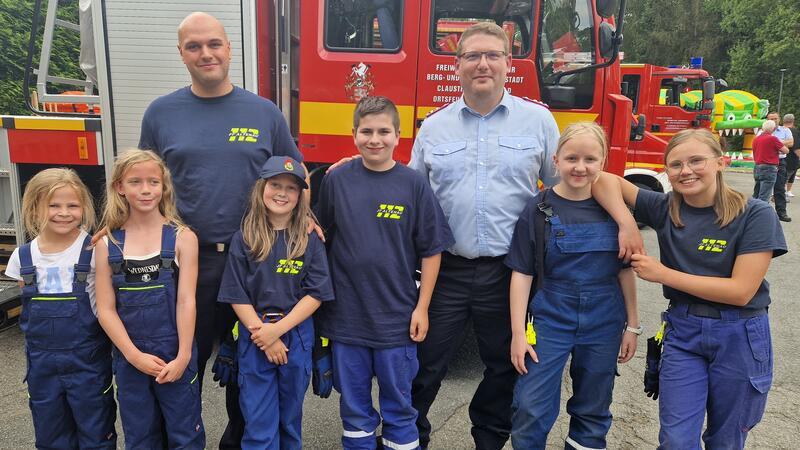 Mit einem Tag der offenen Tür feiert die Altenauer Jugendfeuerwehr ihren 75. Geburtstag. Kevin Maib (l.) ist der neue Kinderfeuerwehrwart, und Daniel Gröters betreut als Jugendfeuerwehrwart die Jugendlichen zwischen zehn und 16 Jahren.