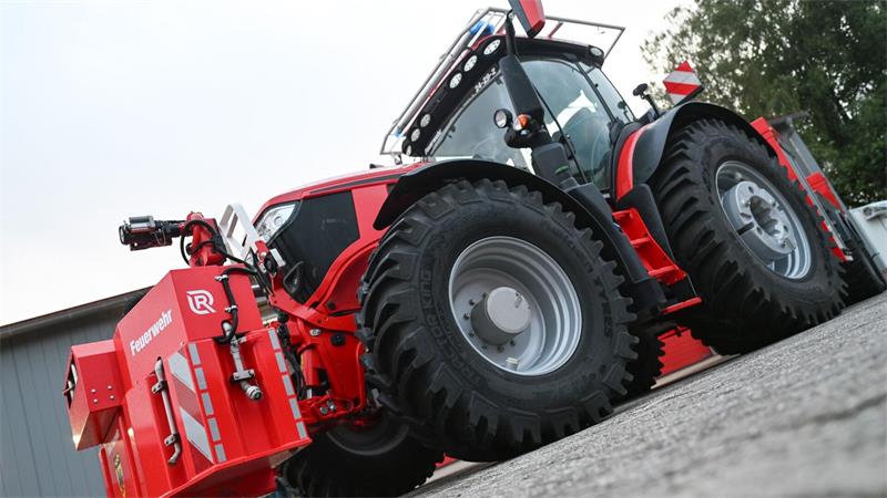 Mit einem Tankanhänger kann der Trecker bis zu 12.000 Liter Wasser transportieren.