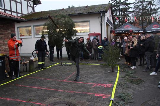 Mit einem Urschrei versucht dieser Starter, dem Tannebaum Flügel zu verleihen, damit er weiter fliegt. Der Teilnehmer mit dem weitesten Wurf lässt den Baum 6,25 Meter weit fliegen.  Foto: Hohaus