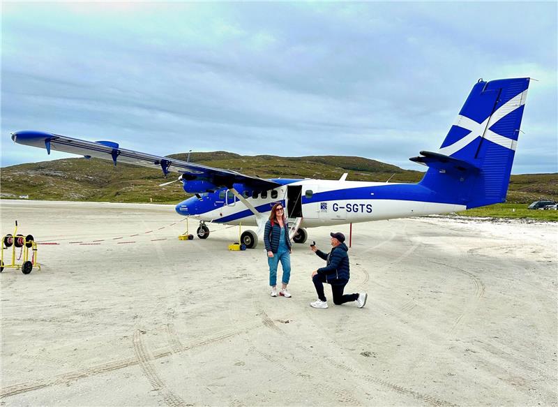 Meterhohe Buchstaben im Sand: Braut sieht Antrag aus Flieger Mit einem Verlobungsring kniet Stephen McCann vor seiner Lebensgefährtin Bridget Byrne nach der Landung auf der schottischen Insel.