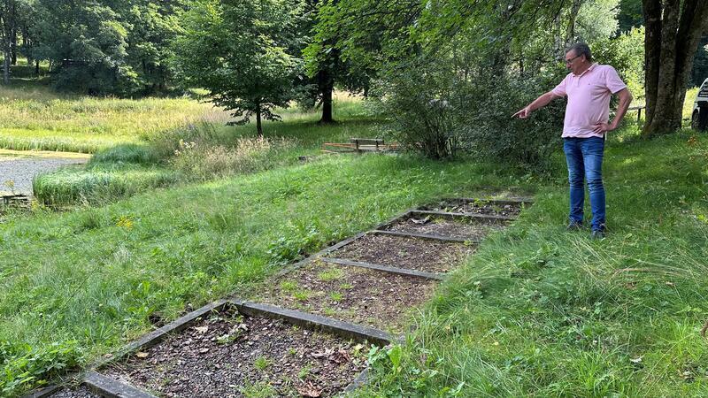 Mit einem Zuschuss von 2000 Euro aus dem Einnahmen der Tourismusabgabe hat die Braunlage-Tourismus-Marketing-Gesellschaft vor sieben Jahren den Barfußpfad im Kurpark Hohegeiß finanziert. Mittlerweile mag niemand mehr ohne Schuhe über die Anlage gehen, wie Hotelier Thomas Rust zeigt.