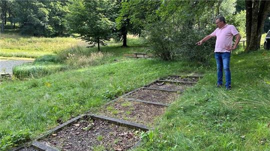 Mit einem Zuschuss von 2000 Euro aus dem Einnahmen der Tourismusabgabe hat die Braunlage-Tourismus-Marketing-Gesellschaft vor sieben Jahren den Barfußpfad im Kurpark Hohegeiß finanziert. Mittlerweile mag niemand mehr ohne Schuhe über die Anlage gehen, wie Hotelier Thomas Rust zeigt.