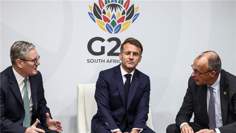 Mit einem Zwinkern - Starmer, Macron und Merz im Gespräch beim G20-Gipfel in Johannesburg