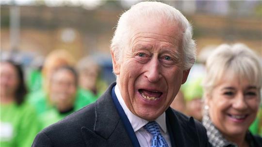 Mit einem breiten Lächeln traf König Charles bei dem Verteilzentrum für überschüssige Lebensmittel ein. 